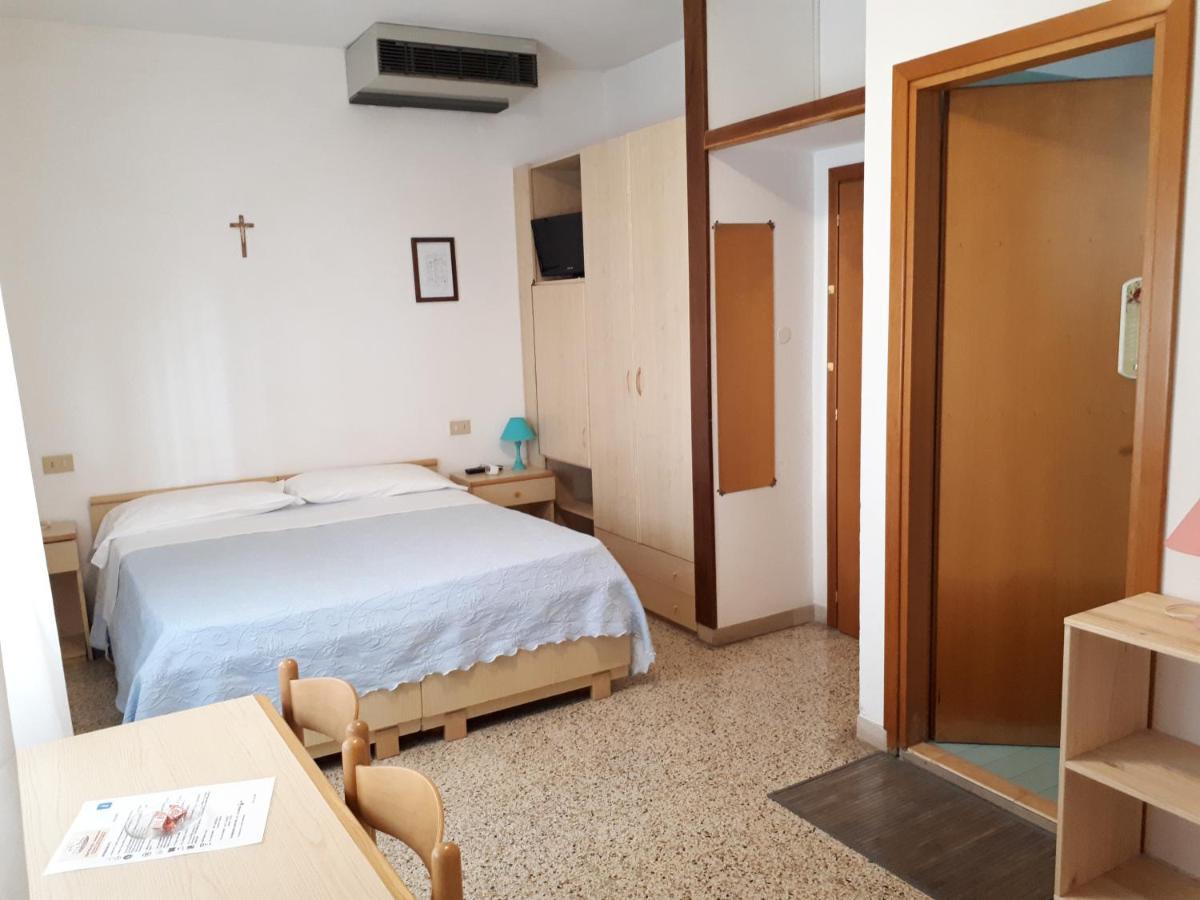 Hotel Villa Dina ليدو دي يسولو المظهر الخارجي الصورة