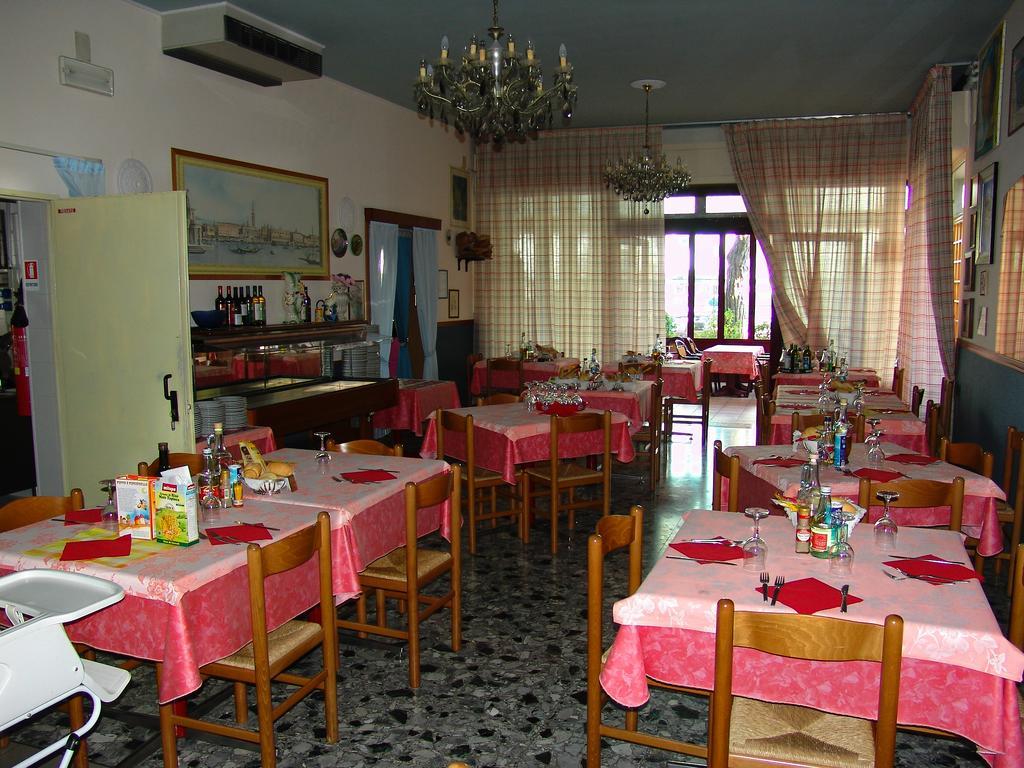 Hotel Villa Dina ليدو دي يسولو المظهر الخارجي الصورة