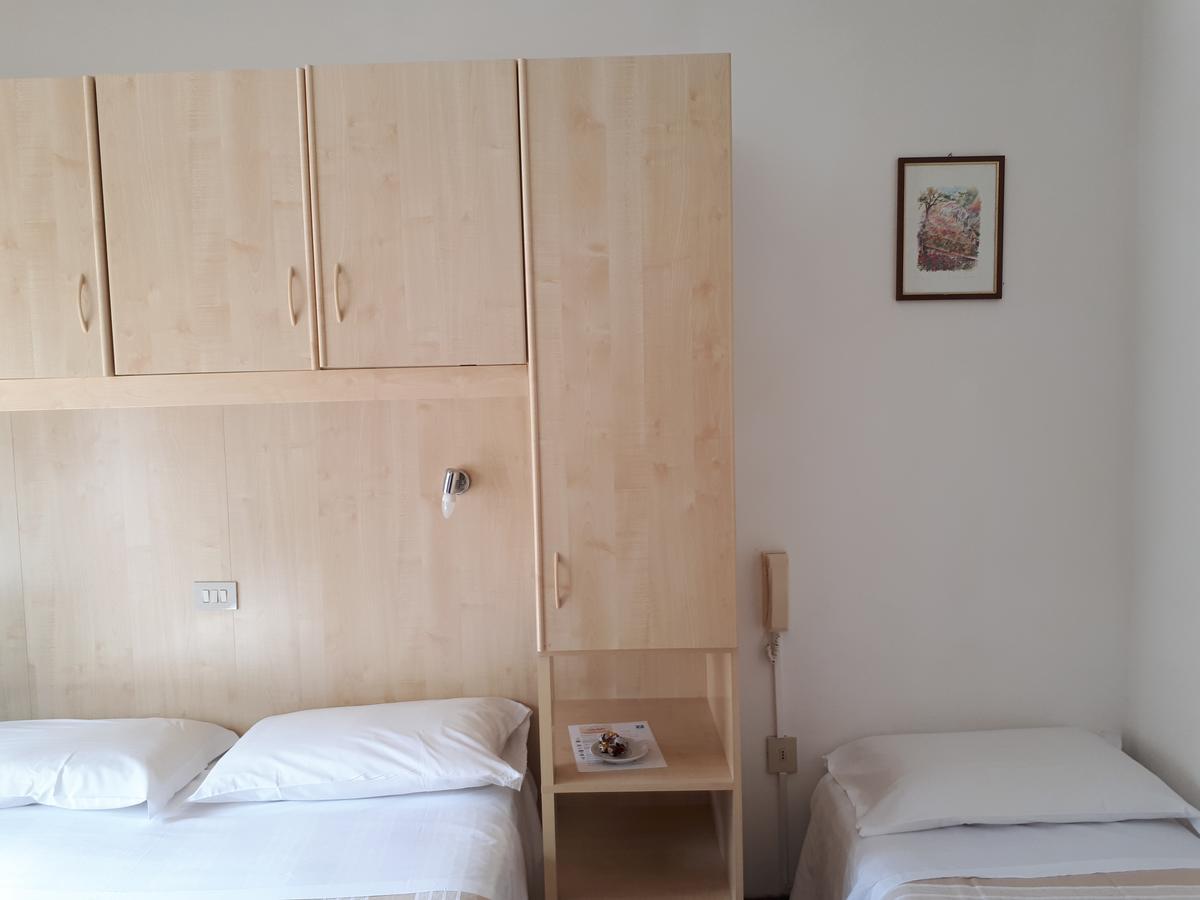 Hotel Villa Dina ليدو دي يسولو المظهر الخارجي الصورة