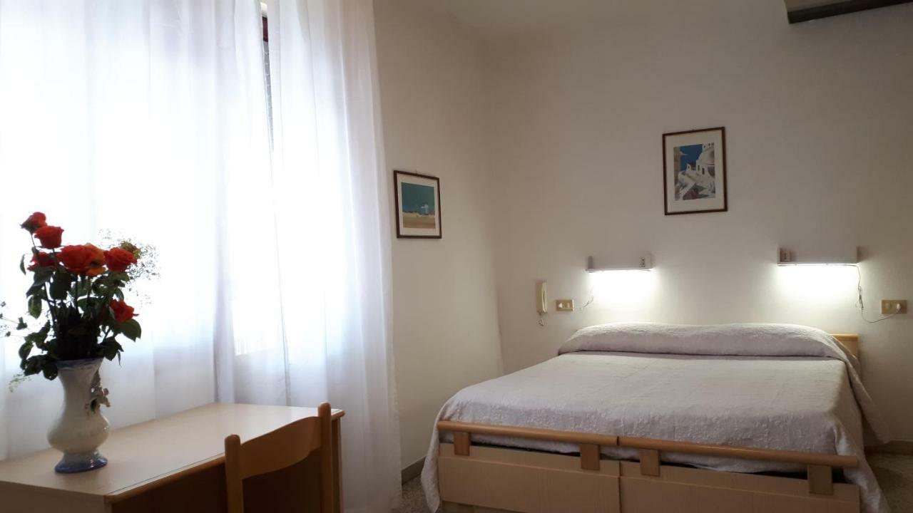 Hotel Villa Dina ليدو دي يسولو المظهر الخارجي الصورة