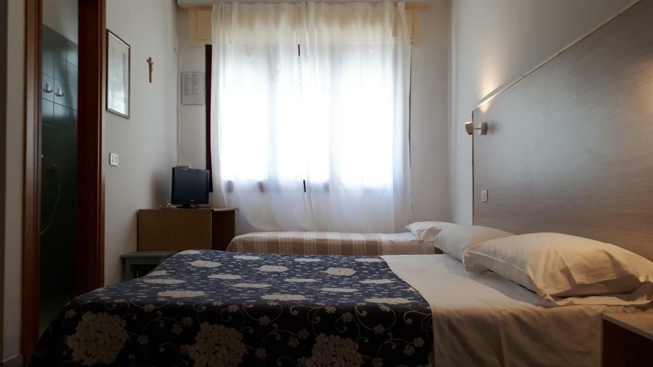 Hotel Villa Dina ليدو دي يسولو المظهر الخارجي الصورة