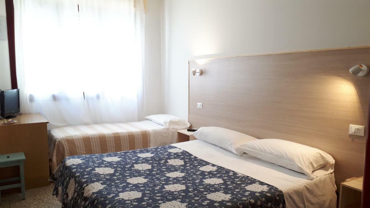Hotel Villa Dina ليدو دي يسولو المظهر الخارجي الصورة